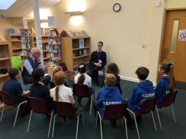 Tom Randall MP talks with Mapperley Plains school children