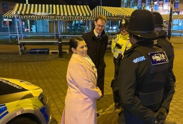 Tom Randall MP and the Home Secretary in Arnold Market chatting with Police Officers from Gedling’s Neighbourhood Policing teams on Friday 28 January 2022